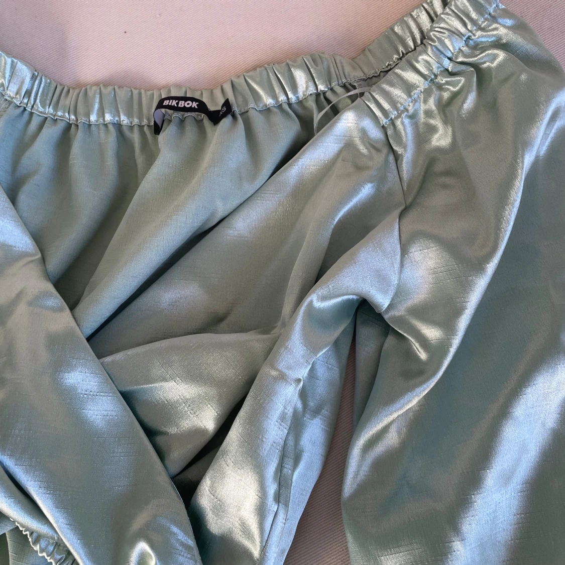 Ljusgrön sattin blus  från Bik Bok - 1