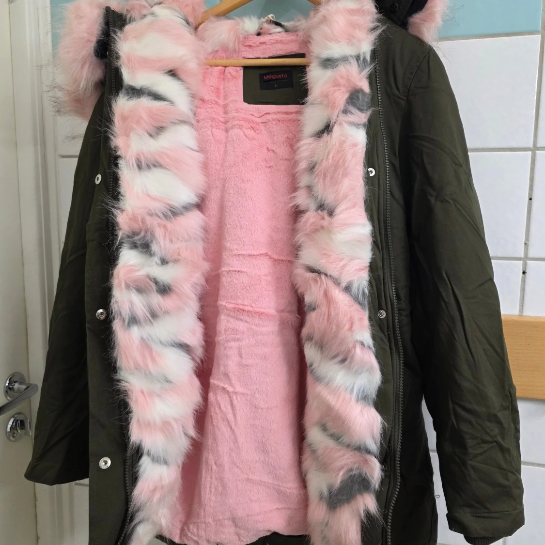 Olivgrön parkas med fluffig rosa foder - 4