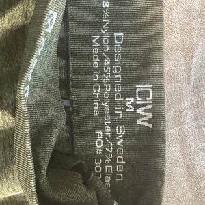 Gröna leggings från ICANIWILL, stl M - Snygga gröna leggings från ICANIWILL med coola meshdetaljer på benen. De är stretchiga och sitter tight, perfekta för träning eller chill. Materialmix av nylon, polyester och elastan ger skön passform och rörelsefrihet.