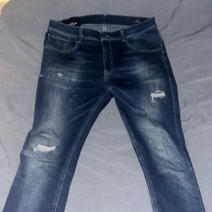 Dondup jeans - Tja, säljer ett par riktigt feta mörkblå jeans från Dondup. Använda bara ett fåtal gånger. Tveka inte att höra av er vid frågor 
