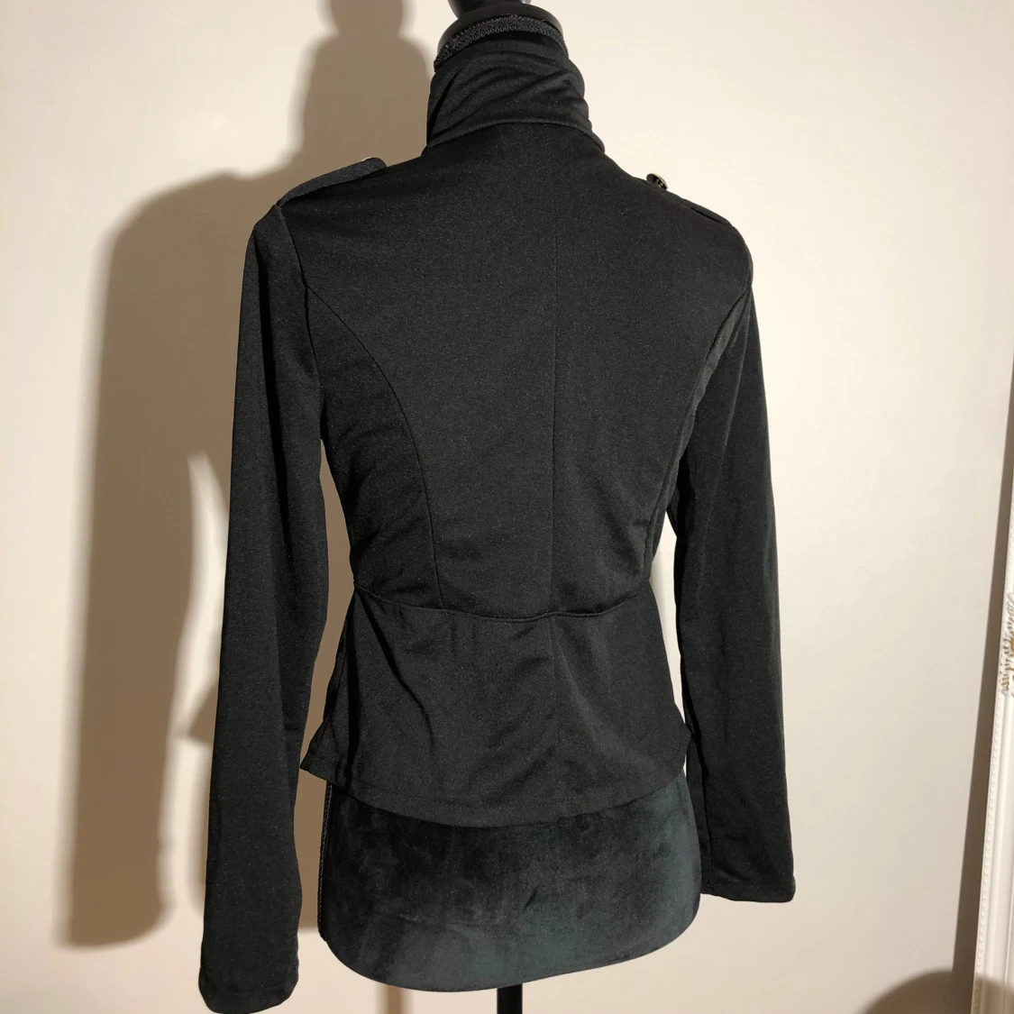 Svart rock med guldknappar från Qiaomeng - 2