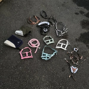  Schabrak till käpphästar, grimmor och  annan ridutrustning  - Säljer två ridvästar från FairField, en i marinblått med vit fuskpälsfoder och en i olivgrönt med vit fuskpälsfoder. Västarna har justerbara remmar och är perfekta för ridning under kyliga dagar. Snygg och funktionell design för dig som gillar käpphästar skriv i dm för mer info.