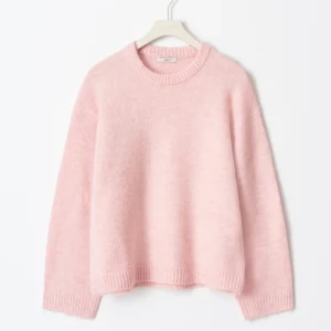 Ljusrosa stickad tröja - Supermjuk och fluffig ljusrosa stickad tröja med rund halsringning och långa ärmar. Tröjan har ribbade muddar vid ärmslut och nederkant, perfekt för lager på lager under kyliga dagar.