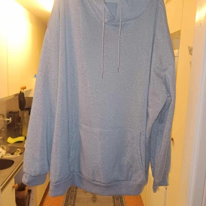 Helt ny hoodie  - Helt ny oanvänd hoodie med luva och text på ryggen