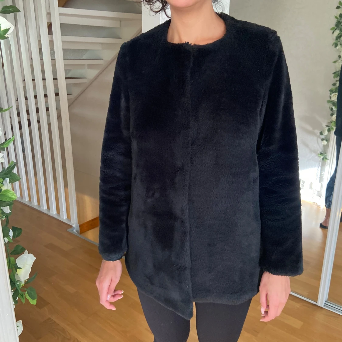 Svart pälsjacka i fuskpäls st.S