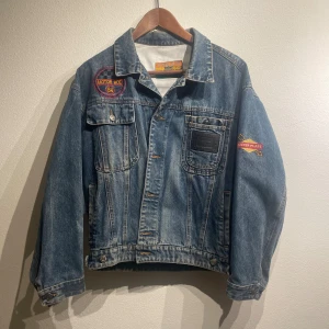 Vintage 90s/80s jeans jacka - VIntage jeans jacka med unika detaljer. Klassisk blå färg, detaljer så som broderingar, fickor och knappar. Boxig och croppad passform. Otroligt bra skick. Perfekt för dig som vill sticka ut med en unik denimlook. Passar M/L. Skriv om ni har frågor!