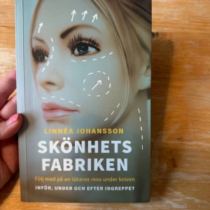Skönhetsfabriken - Följ med på en läkares resa under kniven – inför, under och efter ett ansiktslyft! Boken ger en inblick i kosmetisk kirurgi, blandar fakta med personliga upplevelser och riktar sig till dig som är nyfiken på skönhetsingrepp och vill veta mer om vad som egentligen händer.