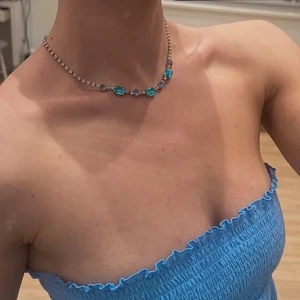 Caroline Svedbom halsband - Corinna necklace, Sea breeze combo i silver plätering. Jätte fint halsband från Caroline Svedbom som inte längre går att få tag på✨ Endast använt 1 gång💙 Nypris 1695 :-