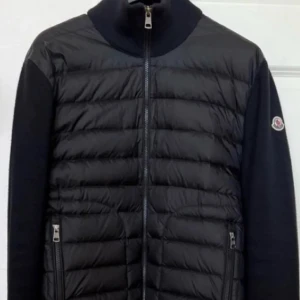 Mörkblå Moncler Cardigan (Byte funkar) - Mörkblå cardigan från Moncler med stickade ärmar och quiltad front. Den är i storlek M men passar M/S. Köpbevis finns. Säljer den nu för att den inte passar längre. Skicket är bra utan någon riktig defekt. BYTE FUNKAR OCKSÅ!!! PRIS EJ HUGGET I STEN KOM MED BUD VILL FÅ SÅLD SNABBT!!!