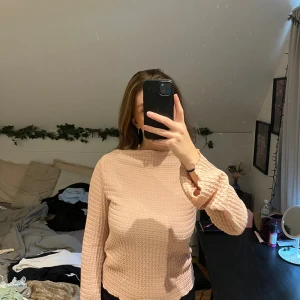 Ljusrosa långärmad topp från lager 157 - Supersöt ljusrosa långärmad topp från lager 157 med vågig struktur i tyget. Toppen har en rak, lite bredare halsringning och är tillverkad i ett stretchigt material som sitter snyggt på kroppen. 