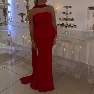 Maxi klänning - Endast använd en gång, den kommer som kjol och topp, scarfen ingår