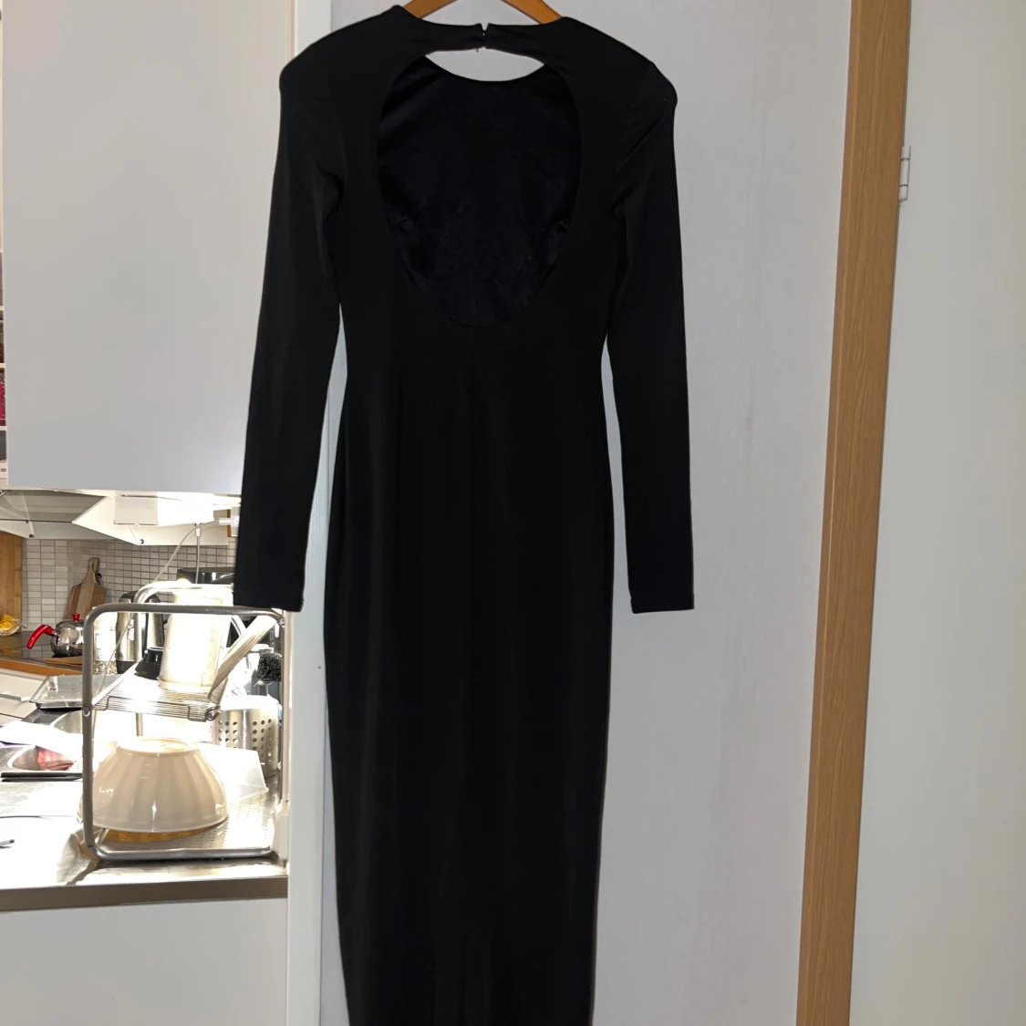 Svart långklänning med öppen rygg - 1