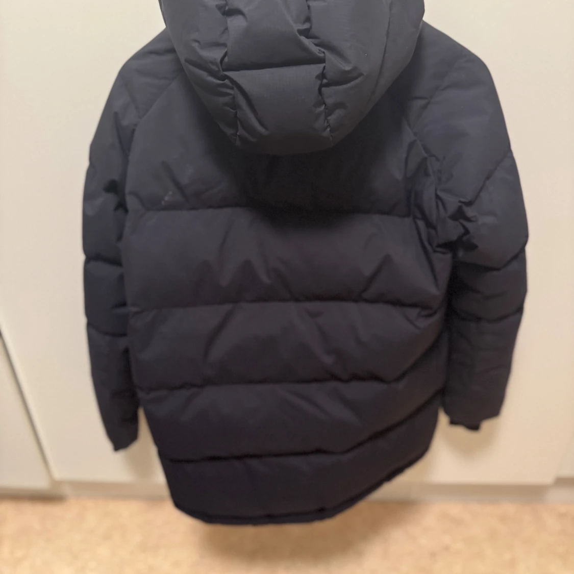 Svart dunjacka Sail Racing med huva - 1