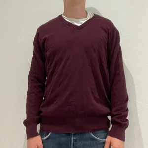 Vinröd v-ringad tröja Polo Ralph Lauren - Ralph lauren V-neck || Storlek M || Modellen på bilden är 170cm och väger 62kg || Tveka inte på att höra av dig vid frågor eller funderingar 