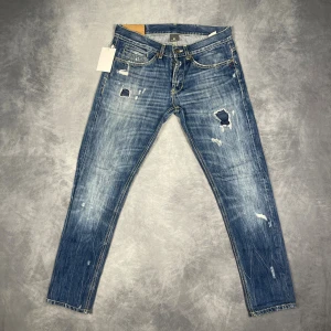 Dondup ”GEORGE” Jeans - Skick: 9,5/10, sparsamt använda, inga defekter.  Vad ingår: Endast jeansen.  Ordinarie pris: +-3000 SEK / 300 €.  Mått:  Midja: ~ 41 centimeter.  Ytterlängd: ~ 96 centimeter.  Innerlängd: ~ 72 centimeter.  Benöppning: ~ 15,5 centimeter.