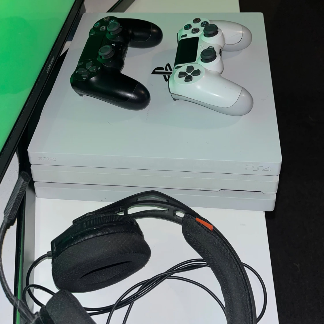 PlayStation 4 Pro White + 2 DualShock 4 + Headset - 2