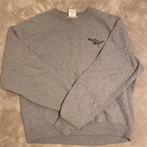 Grå sweatshirt från Polar Skate Co - Grå crewneck sweatshirt från Polar Skate Co med svart broderad logga på bröstet. Klassisk passform. 100% Bomull. Storlek large. Är öppen för ett lägre pris vid snabb affär. Om ni har några frågor skriv gärna!