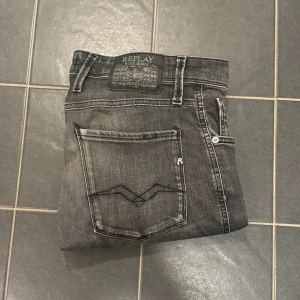 Replay Anbass jeans grå  - Säljer dessa mörkgråa replay jeansen som är i helt okej skick || pris= 399 kr || nypris= 1200 kr || pris kan självklart diskuteras💯💯