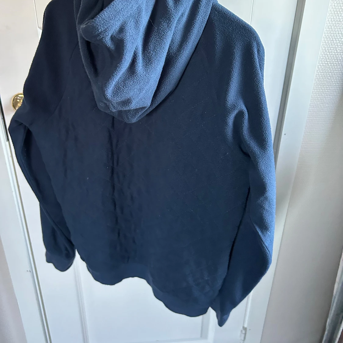 Mörkblå quiltad hoodie med turkosa detaljer - 2