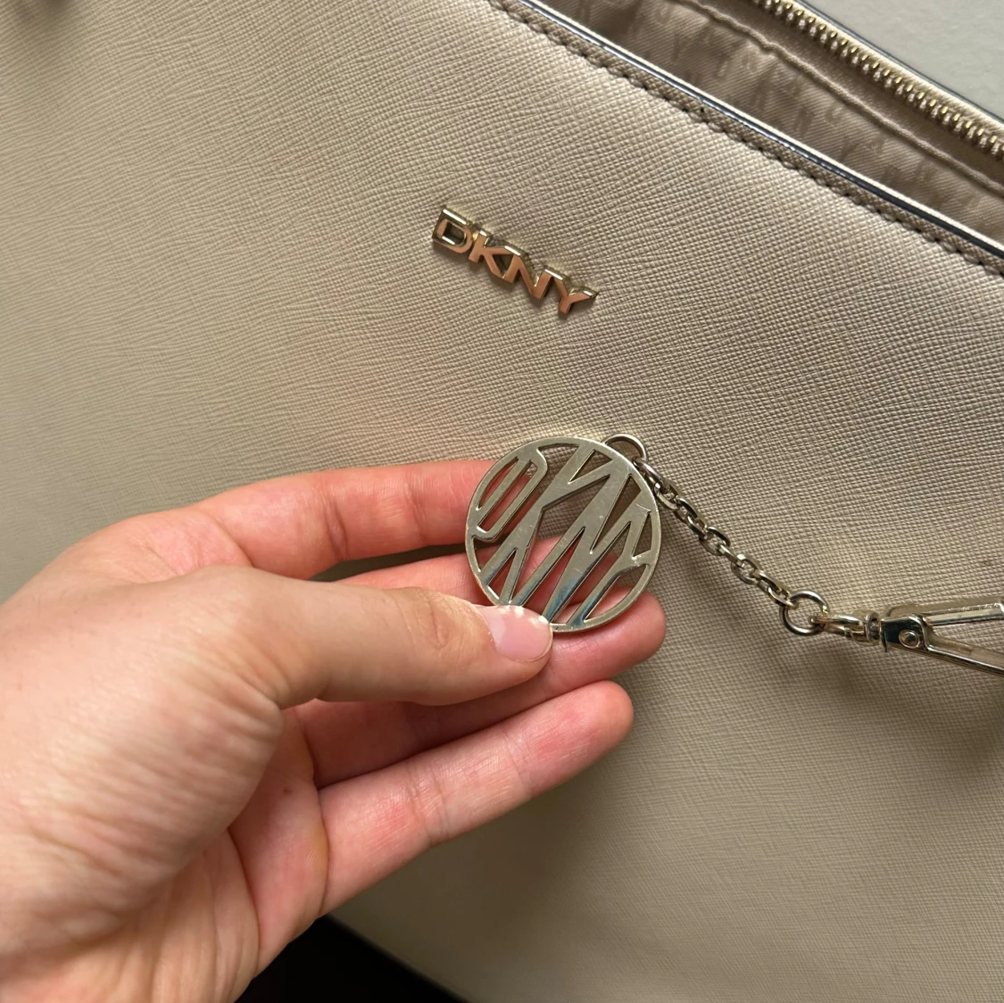 Beige handväska från DKNY med kedja - 2