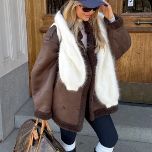 Brun teddyjacka  - Säljer en oversized brun teddyjacka som är superfin! Kostade 1300 ny 