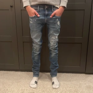 Replay Anbass 28/34 - Tjenare, säljer ett par stilrena replay anbass i storlek 28/34. Jeansen har inte bara snygga slitningar, men är också i väldigt bra skick och är slim fit! Skriv om ni har frågor! 