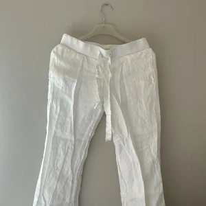 UPPSYDDA  linnebyxor från Alobha - Säljer ett par fräscha vita linnebyxor från Alobha i storlek XS. Byxorna är uppsydda och passar för någon under 165 cm! 💕💕