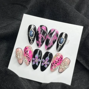 Press on Naglar - Press on naglar storlek Medium.   Gör press on naglar på beställning och med dina egna mått. Hör av dig i Meddelande om du vill beställa. 🛍️  ————-  This set is in medium size. I make customized nails in your shape, size and design. DM me for more info. 🛍️
