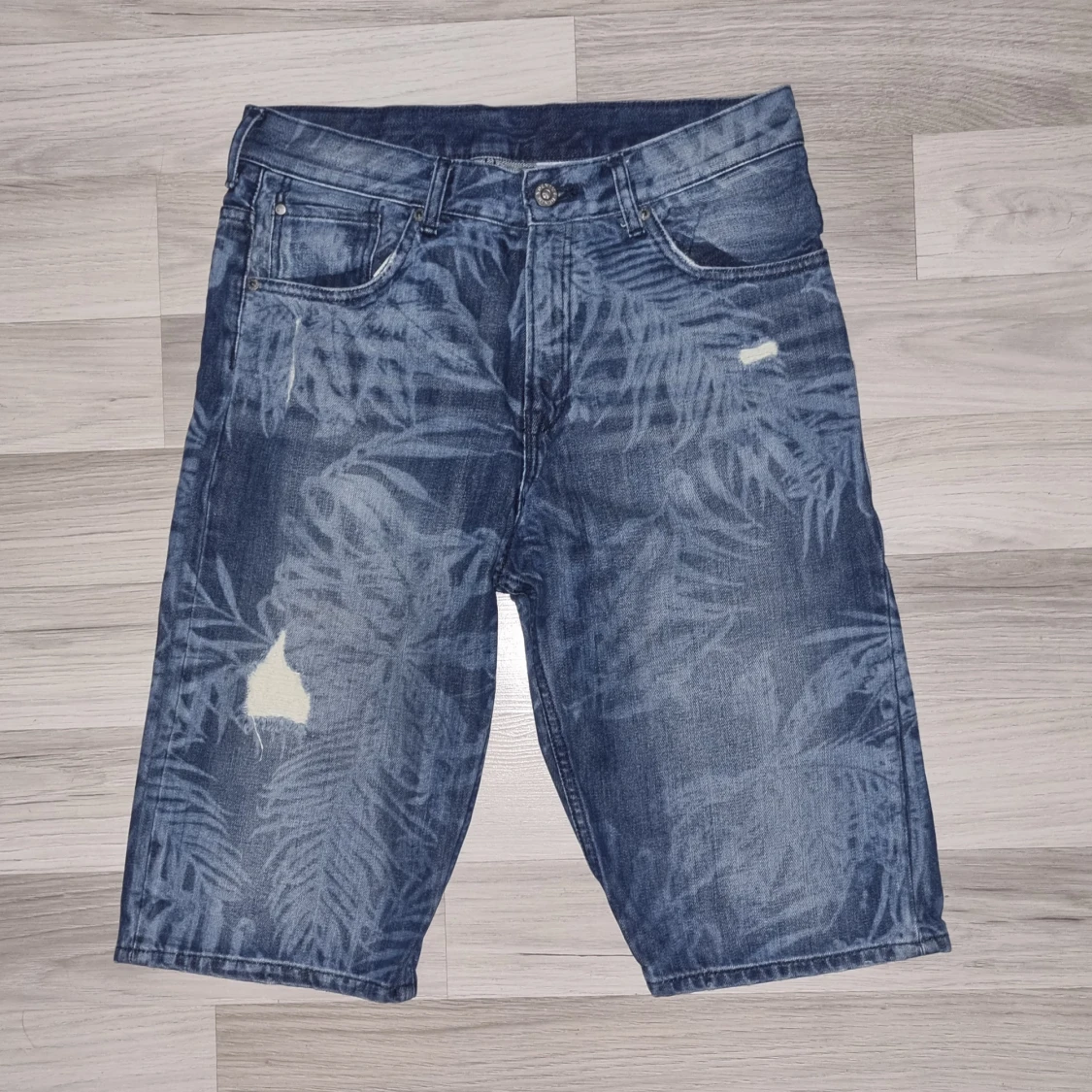Blå denimshorts med bladmönster H&M
