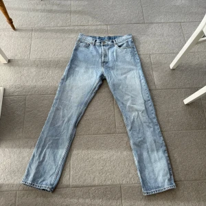 Dr Denim Dash ljusblå jeans 32/34 - Ljusblå jeans från Dr Denim, modell Dash, i klassisk rak passform. Storlek 32/34 jeansen är i väldigt bra sick köptes i början av 2025. Nypris ca 1000kr