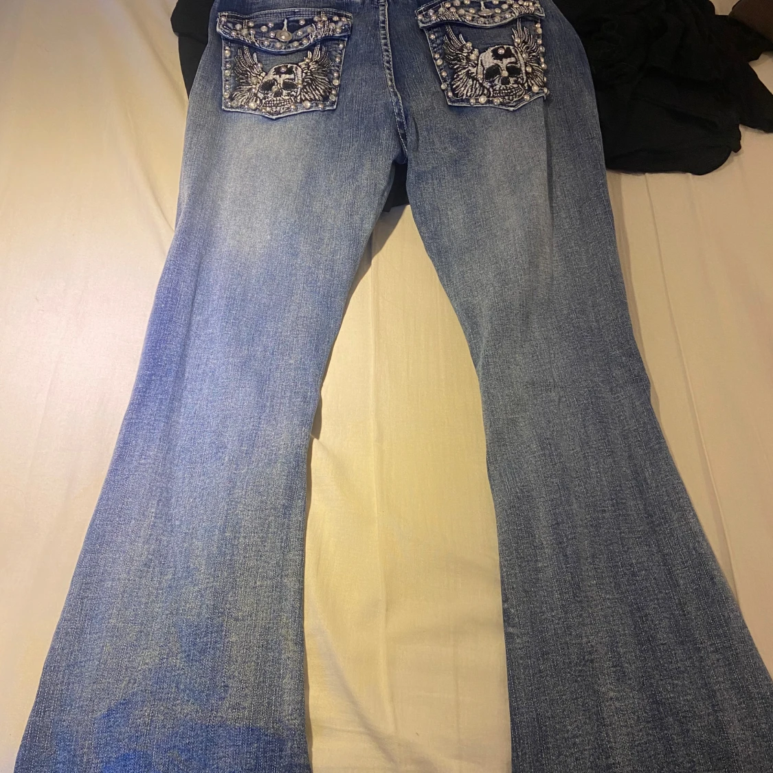 Blå bootcut jeans med döskalle-detaljer - 1