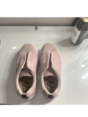 Rosa mocka sneakers från Eytys - Säljer ett par snygga rosa sneakers från Eytys i mocka. Använda fåtal gånger så bra skick. Lite smutsigt men tvättar såklart innan dom skickas. Pris är inte hugget i sten 