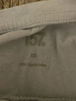 Ljusblå basic t-shirt från 157 - Enkel och stilren ljusblå t-shirt från 157 i 100% ekologisk bomull. Klassisk passform med rund hals och korta ärmar, perfekt till jeans eller shorts. Skön och mjuk känsla mot huden.
