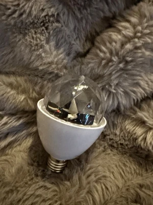 Diskolampa - Perfekt för att liva upp stämningen på festen eller bara ett extra mysigt ljus, säger i en vanlig lampsockel kontakt 