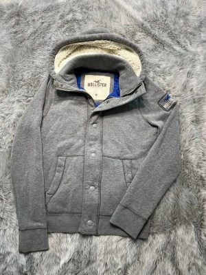 Hollister Hoodie - Säljer denna sällsynta och mycket eftertraktade Hollister hoodie | Storlek M | Skick 9/10 | Vid eventuella frågor hör gärna av dig och erbjuder bra pris vid köp av bundle 😁✅