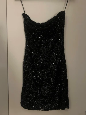 Svart bandau paljettklänning - Från Nelly, storlek s, aldrig använd 