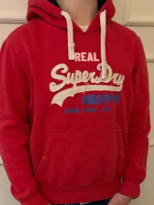 Superdry hoodie herr - En mycket snygg superdry hoodie i bra skick, storleken är S och modellen är runt 180 lång och väger cirka 55-60 kg. Om ni har några frågor var inte rädda att skriva och fråga🤗(pris kan diskuteras)