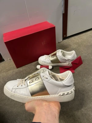 Valentino open skor - Säljer ett Valentino opens skor i  Fint skick Skick: 8,5/10🧮  Inkluderat: skosnören o etiketter ingår!♦️  Pris: 1899kr ej hugget i sten🎗️  Storlek: 36,5♣️ passar 36 och 37 Snabbaffär = priset sänks-SERIÖSA BUD🔓