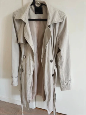Trenchcoat Vero Moda - Beige trenchcoat från Vera Moda i storlek XS!