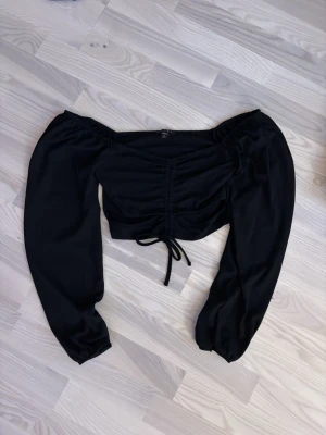 Kort topp  - Jättefin kortare topp i ett stickat material, skick är svårt att sätta exakt då alla har olika åsikter men enligt mig är skicket bra