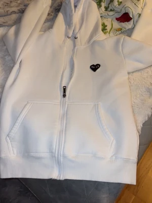 Comme des garcons kofta - Säljer en comme des garcons kofta som är knappt använd.Koftan håller dig varm och den är allmänt mysig och ha på sig