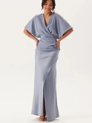 Balklänning ljusblå satin - Ny ljusblå satinklänning med prislapparna kvar. Köpt för 1449kr men kom aldrig till användning! Storlek 38 :) sitter superfint!! med öppen rygg och v-ringning