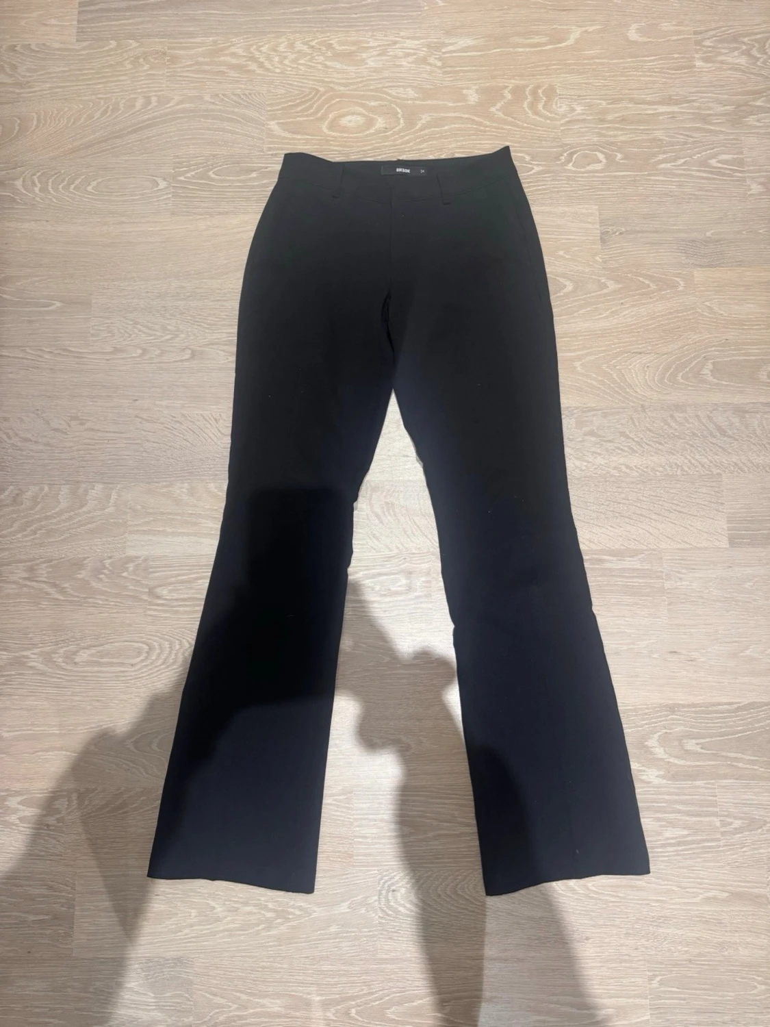 Svarta bootcut kostymbyxor från bikbok  - 1