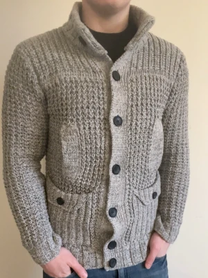 Grå stickad cardigan - Otroligt snygg, varm och skön grå stickad cardigan. Perfekt nu till kallare väder. Modellen är 180cm, 75kg. Priset kan såklart diskuteras.