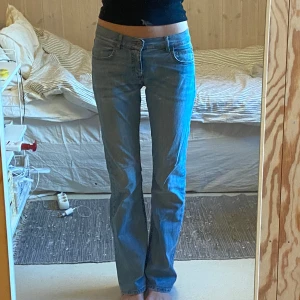 Lågmidjade vintage bootcut jeans  - Köpt på vintage butik i Prag, superfina och långa i benen (jag är 179 lång), lågmidjade/midrise 