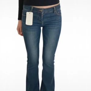 Vintage bootcut jeans - Säljer ett par klassiska blå jeans med bootcut passform och låg midja, köpta i Paris och oanvända. Jag är 168 lång och de passar perfekt på mig❤️