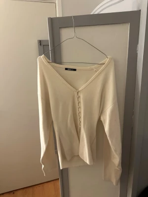Beige kofta från Gina Tricot - Superfin beige kofta från Gina Tricot med v-ringning och knappar framtill. Långärmad och i mjukt material som känns skönt mot huden🥰