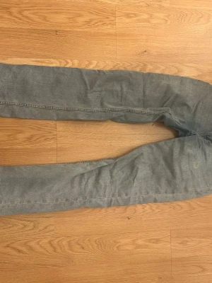 Ljusblå jeans i storlek 24 - Säljer ett par ljusblå jeans i klassisk modell med raka ben och normal passform. Jeansen har fem fickor och tydliga kontrastsömmar. Perfekta till en avslappnad stil och funkar året runt.