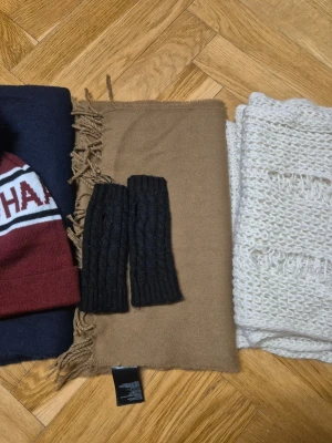 Halsdukar, mössa och handvärmare  - Mått [cm]: Blå (Glitter): 187×74 Benvit: 210×32 Brun (H&M):180×35  Mössan är från H&M.  Den benvita halsduken är köpt från nån svensk webbutik som nu inte finns längre.  Det går att mixa bundlen.