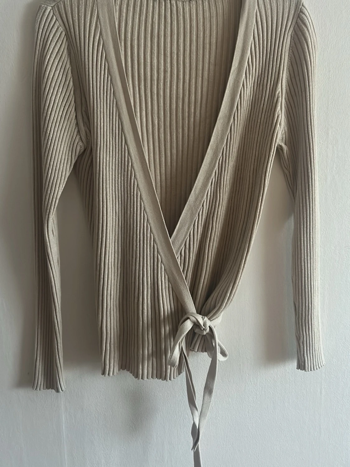 Beige ribbad omlottkofta - 1